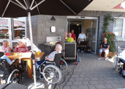 Grillfest im Altenpflegeheim Haus Linde 1