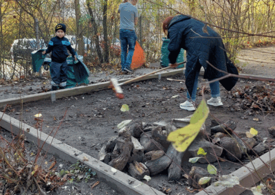 Kita "Am Bärenstein" - Eltern helfen beim Laubharken