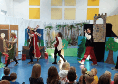 Kita "Kinderland Pausa" - Eltern spielen das Märchen "Rapunzel"