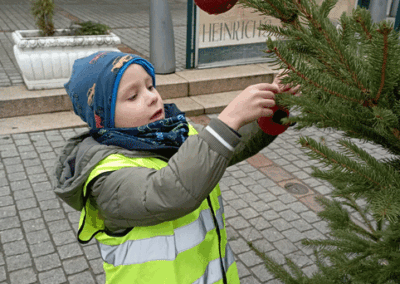 Kinder der Kita "Märchenland" schmücken Baum auf Weihnachtsmarkt