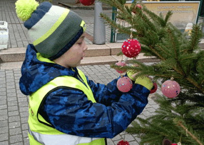Kinder der Kita "Märchenland" schmücken Baum auf Weihnachtsmarkt