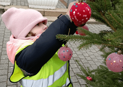 Kinder der Kita "Märchenland" schmücken Baum auf Weihnachtsmarkt