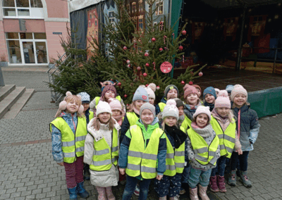 Kinder der Kita "Märchenland" schmücken Baum auf Weihnachtsmarkt