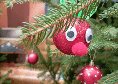 Kinder der Kita "Märchenland" schmücken Baum auf Weihnachtsmarkt