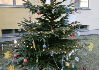Kita "Märchenland" beteiligt sich an der Akion "Chrieschwitz leuchtet" mit einem Weihnachtsbaum vor der Kita