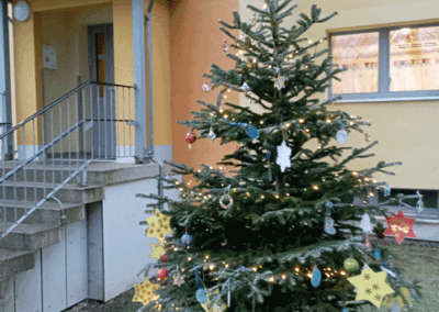 Kita "Märchenland" beteiligt sich an der Akion "Chrieschwitz leuchtet" mit einem Weihnachtsbaum vor der Kita