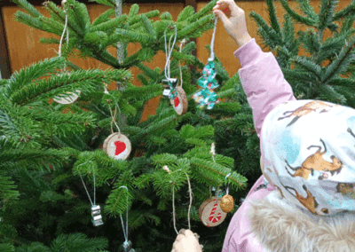 Kita "Sonnenschein" - Weihnachtsbaum schmücken auf dem Weihnachtsmarkt