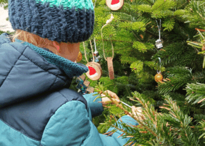 Kita "Sonnenschein" - Weihnachtsbaum schmücken auf dem Weihnachtsmarkt