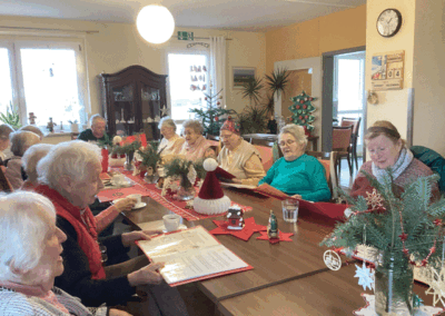 Weihnachten in unserer Tagespflege Oelsnitz - gemeinsam Weihnachtslieder singen