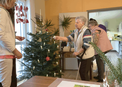Weihnachten in unserer Tagespflege Oelsnitz - Schmücken des Weihnachtsbaumes