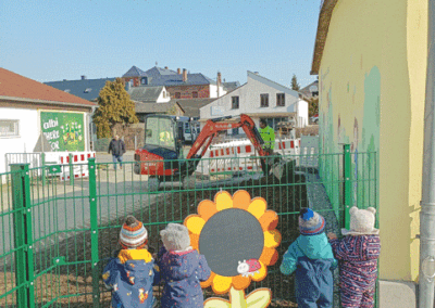 Kita Kleeblatt - Krippenkinder bestaunen Baustelle vorm Haus