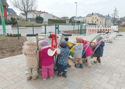 Kita Kleeblatt - Krippenkinder bestaunen Baustelle vorm Haus