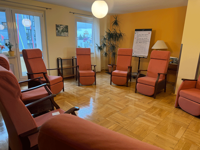heller Aufenthaltsraum mit Ruhesesseln