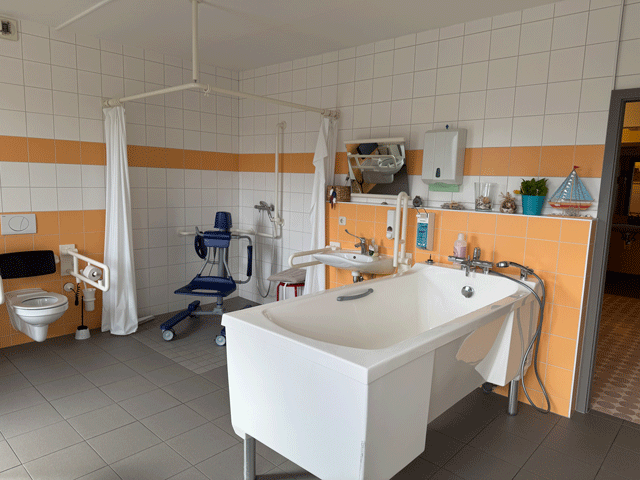 großzügiges Bad mit Pflegewanne