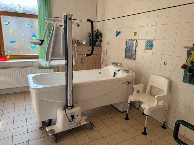 geräumiges Bad mit Wanne und Lifter