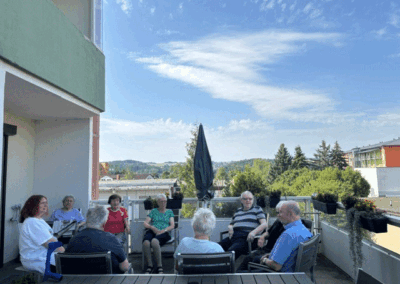 Tagespflege Oelsnitz - Zeitungsschau auf der Terrasse