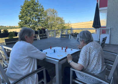 Tagespflege Oelsnitz - Spiele auf der Terrasse