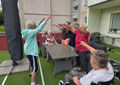 Tagespflege Reichenbach - Frühsport auf der Terrasse