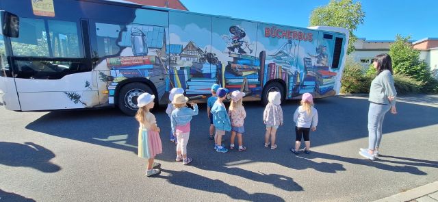 Kinderland Pausa - Besuch im Bücherbus