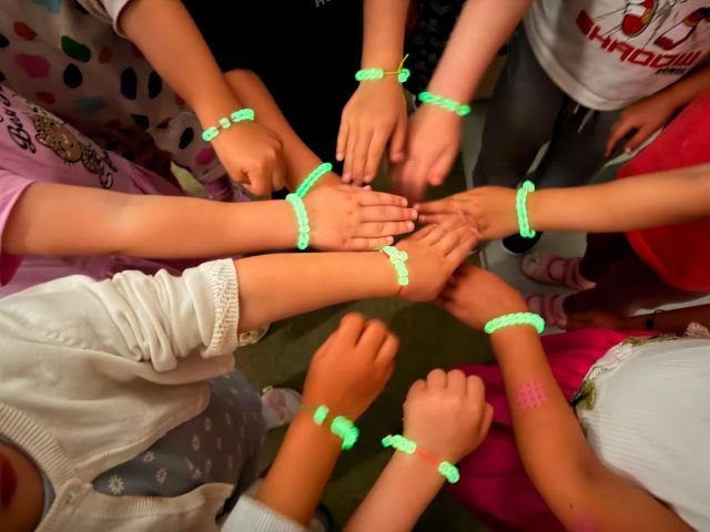 Kinderland Pausa - Sonnenschutzprojekt - Armbänder aus UV-Perlen